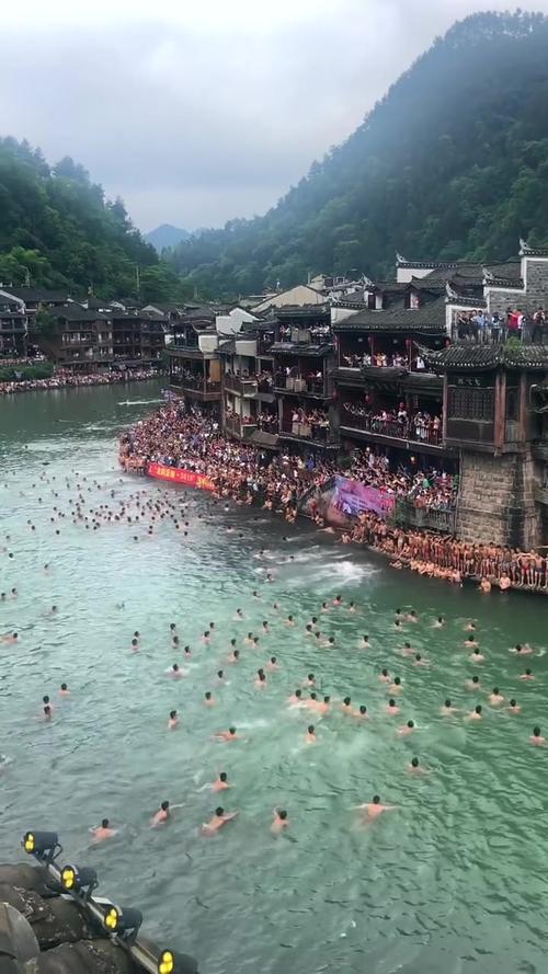 新澳门今晚开奖结果号码查询表和凤凰古城百人抢鸭子与凤凰古城百人抢鸭子是真的吗